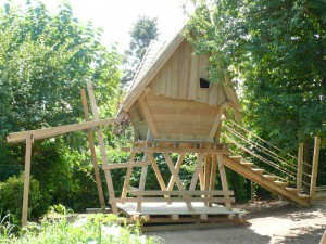 ahşap çocuk evi playpen