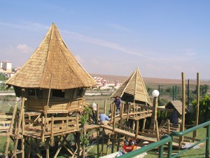 ahşap çocuk evi playpen