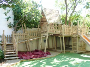 ahşap çocuk evi playpen