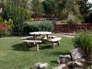 ahşap yuvarlak piknik masası